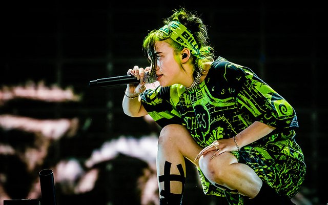 Billie Eilish hat mit ihrer Stimme und ihrem einzigartigen Stil die Musikwelt erobert. 