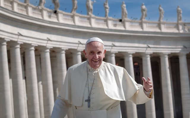 Papst Franziskus vor dem Petersdom