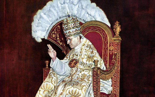 Bild 2: Papst Pius XII., 1939. Auffällig sind das prunkvolle Gewand, der Thron, die Papstkrone und die Straußenfedern im Hintergrund.